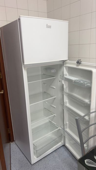 Frigorífico TEKA 2 portas com congelador