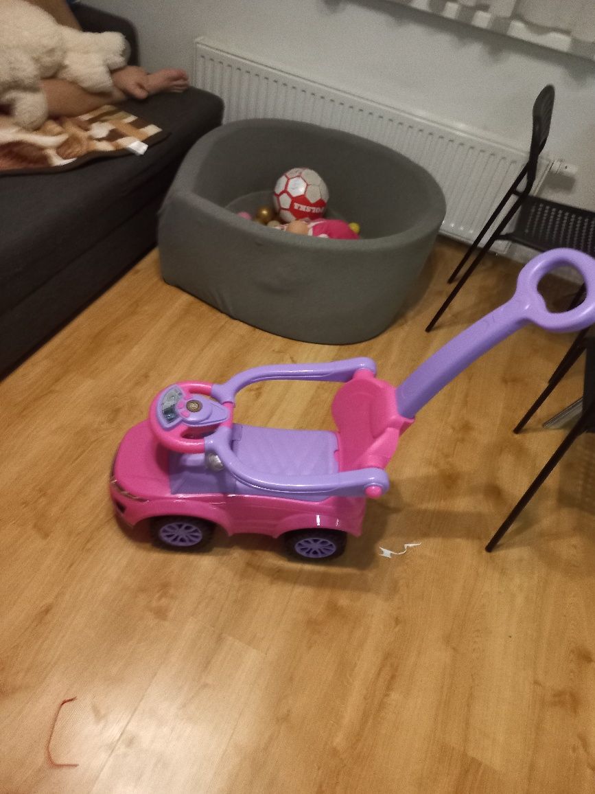 Samochodzik plastykowy dla dziewczynki raz użyty w super stanie