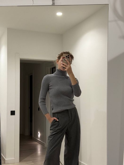 Гольф сірий вʼязаний , дуже приємний до тіла , рукав 3/4  Розмір С