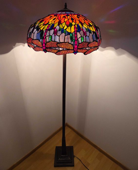 Lampa Tiffany stojaca - podlogowa – mosiezna noga, ręcznie zdobiona.