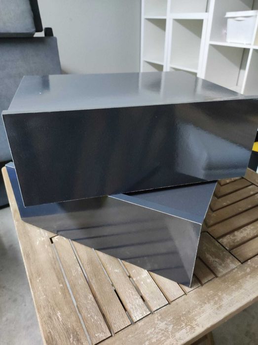 2 mesas de cabeceira suspensas