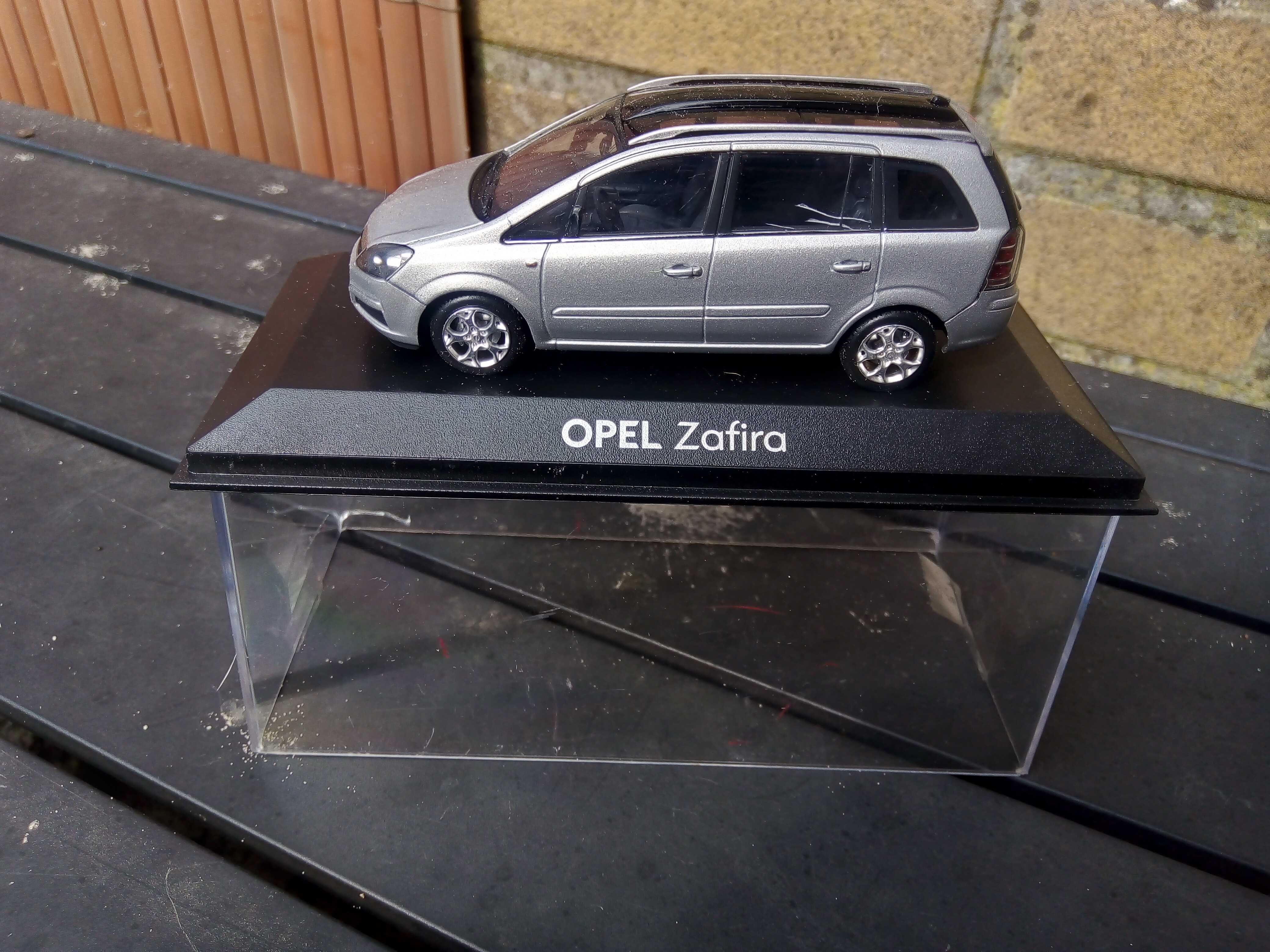 Opel zafira srebrna 1.43