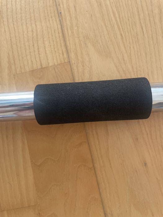 Drążek rozporowy montowany na futrynę drzwi