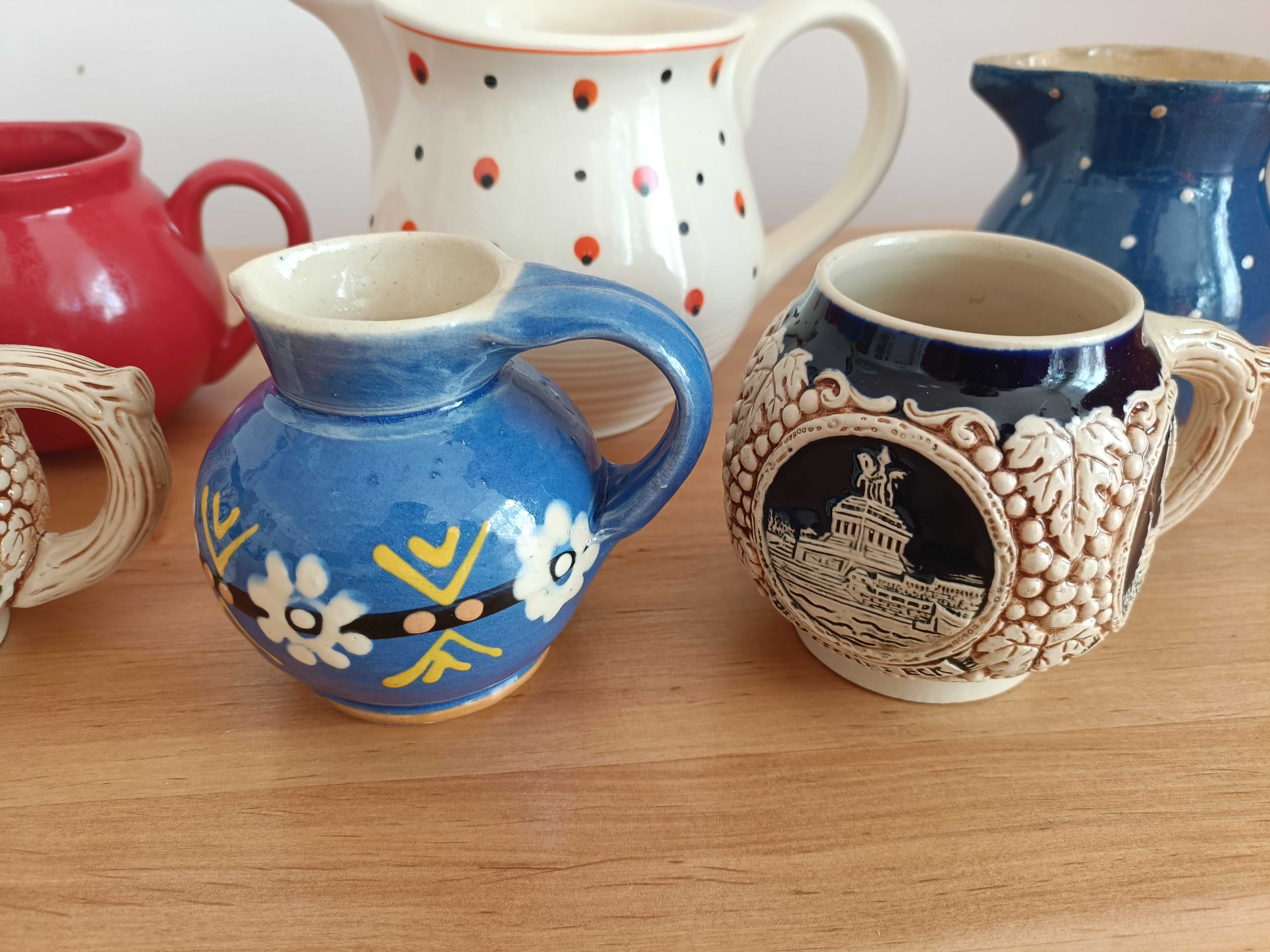 stare ceramiczne dzbanki ozdobne