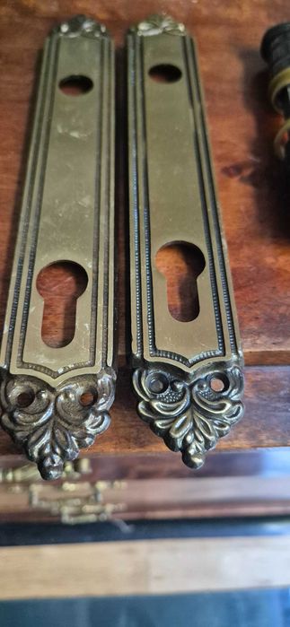 Dwie złote klamki z brązu szyldy antyk glamour