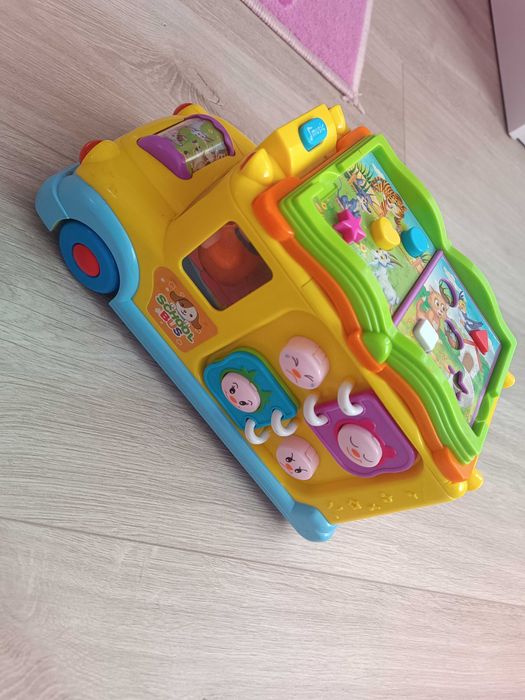 Grający i jeżdżący autobus