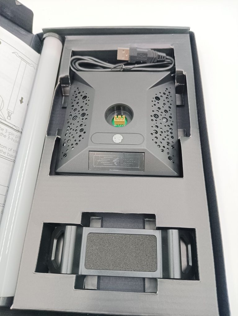Stojak RGB z ładowarką na słuchawki