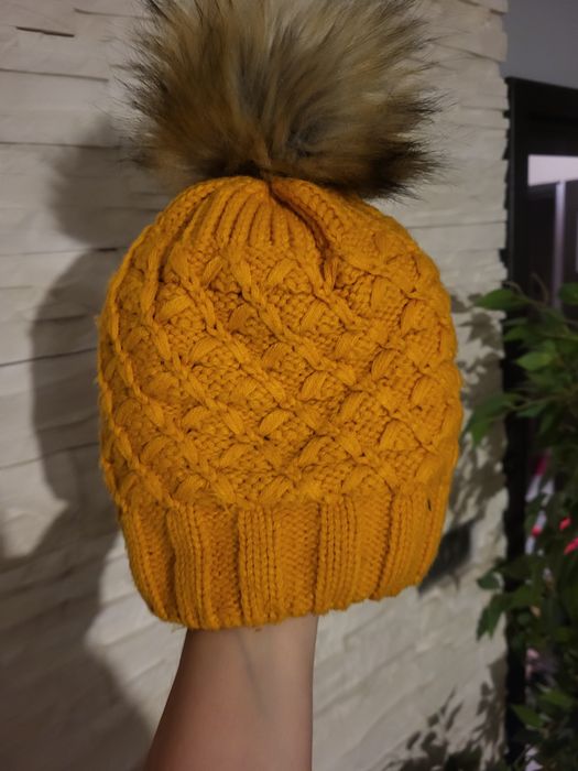 Czapka musztardowa z pomponem dla dzieci