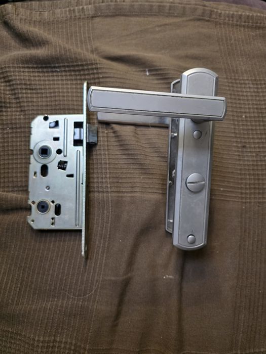 Klamka z zamkiem do drzwi lazienkowych