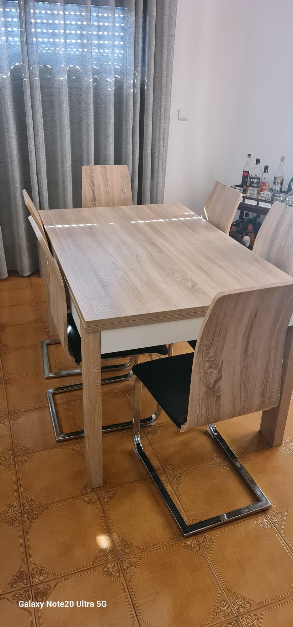 Messa de   sala  com cadeiras