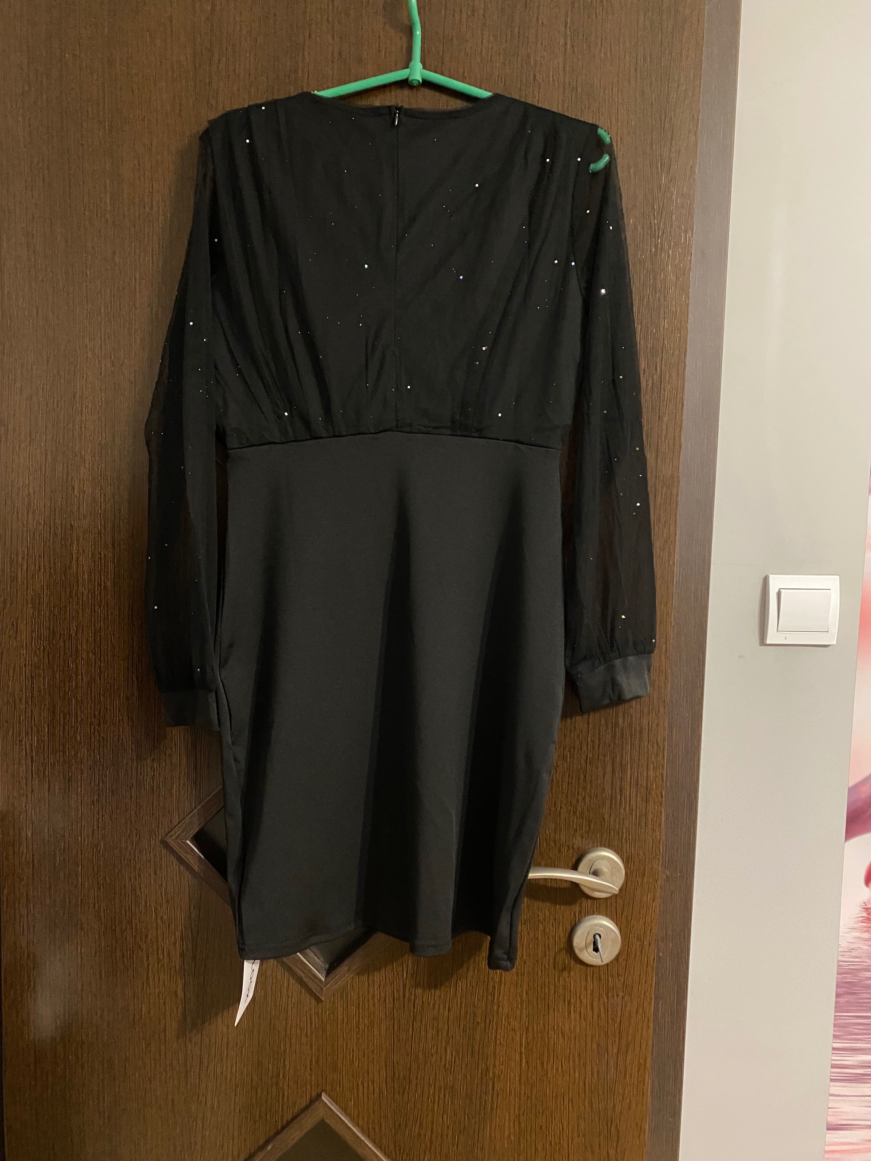 Nowa czarna błyszcząca sukienka z długim rękawem