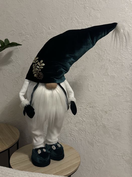 Новорічний декоративний гном у зелених оксамитових відтінках