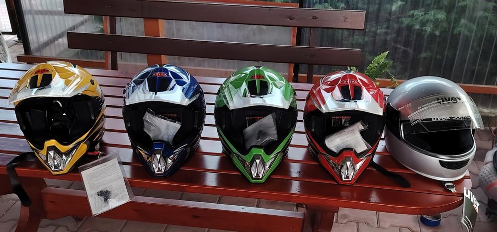 Kaski typu cross otwarte → sportowy look,  zaufanie, pudełko pokrowi