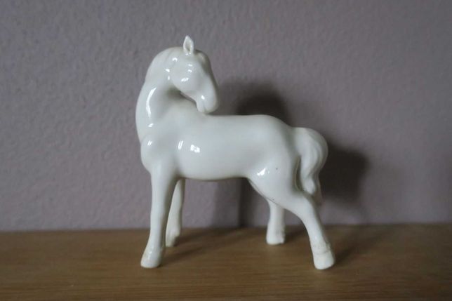 Porcelanowy koń biały konik
