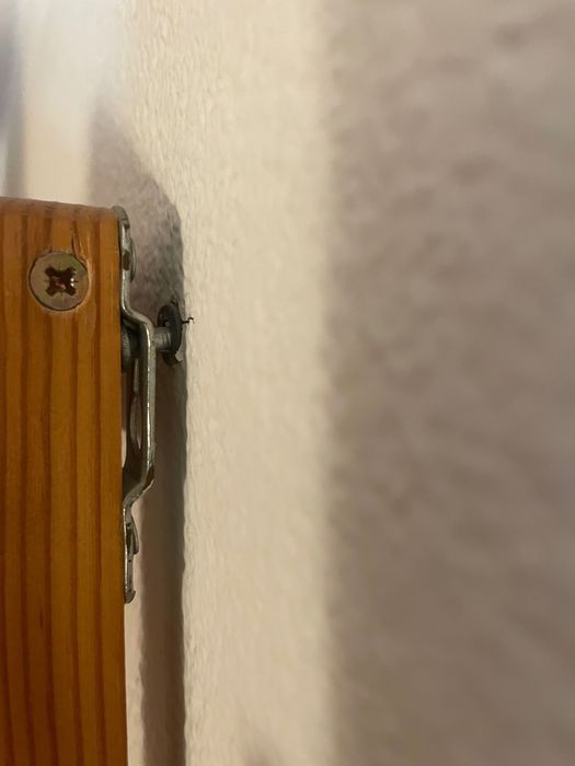 2 estantes de madeira estão em Alverca