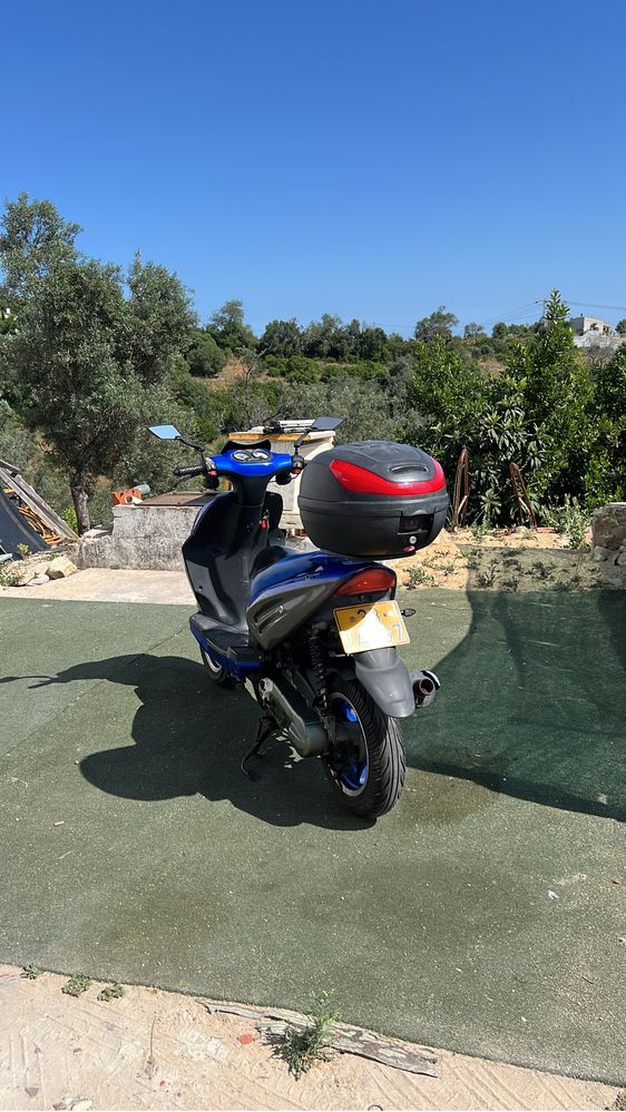 Moto 50cc muito nova com apenas 23000 km rodados .