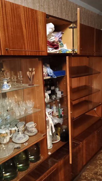 Продается стенка производства СССР с посудой