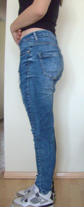 Spodnie jeansowe z przetarciami Resrved rozmiar 32/S