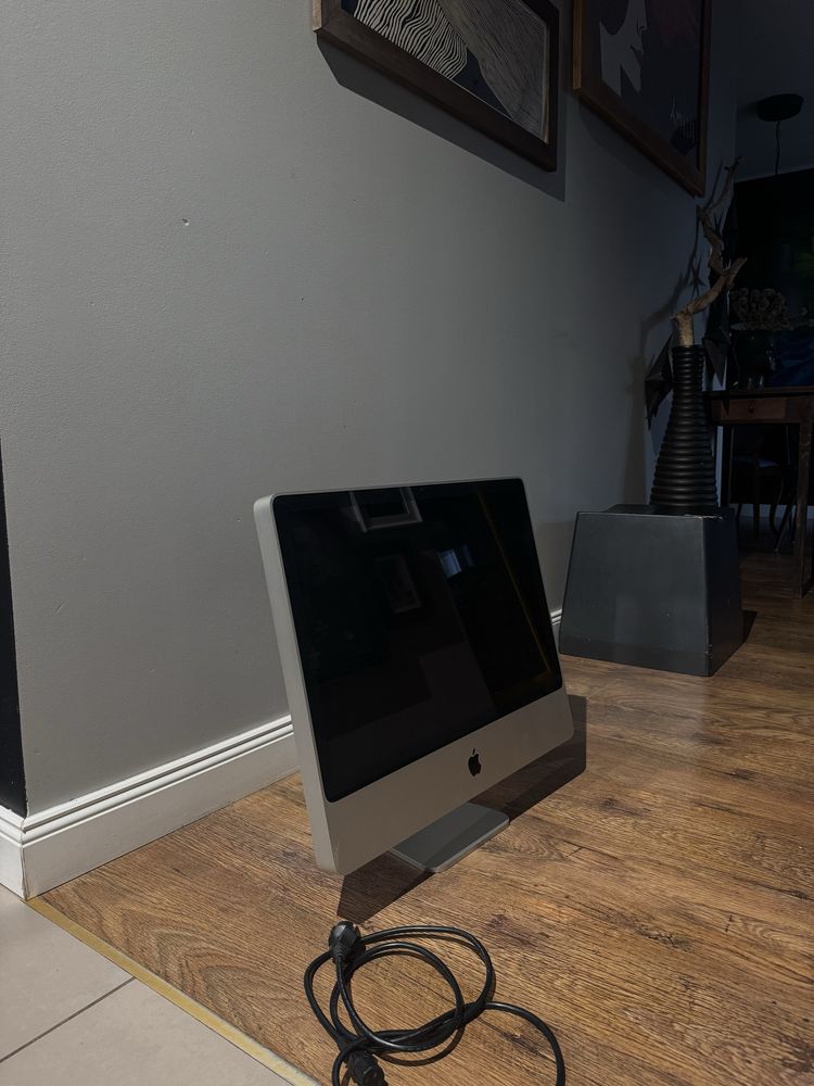 dwa komputery mac imac monitory stacjonane os ios apple ispot silver