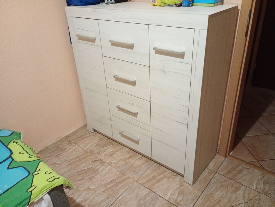 Komoda widoczna na zdjęciu