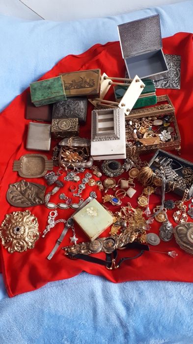 Różne akcesoria 4 szkatuly z marmuru i stare popielniczki