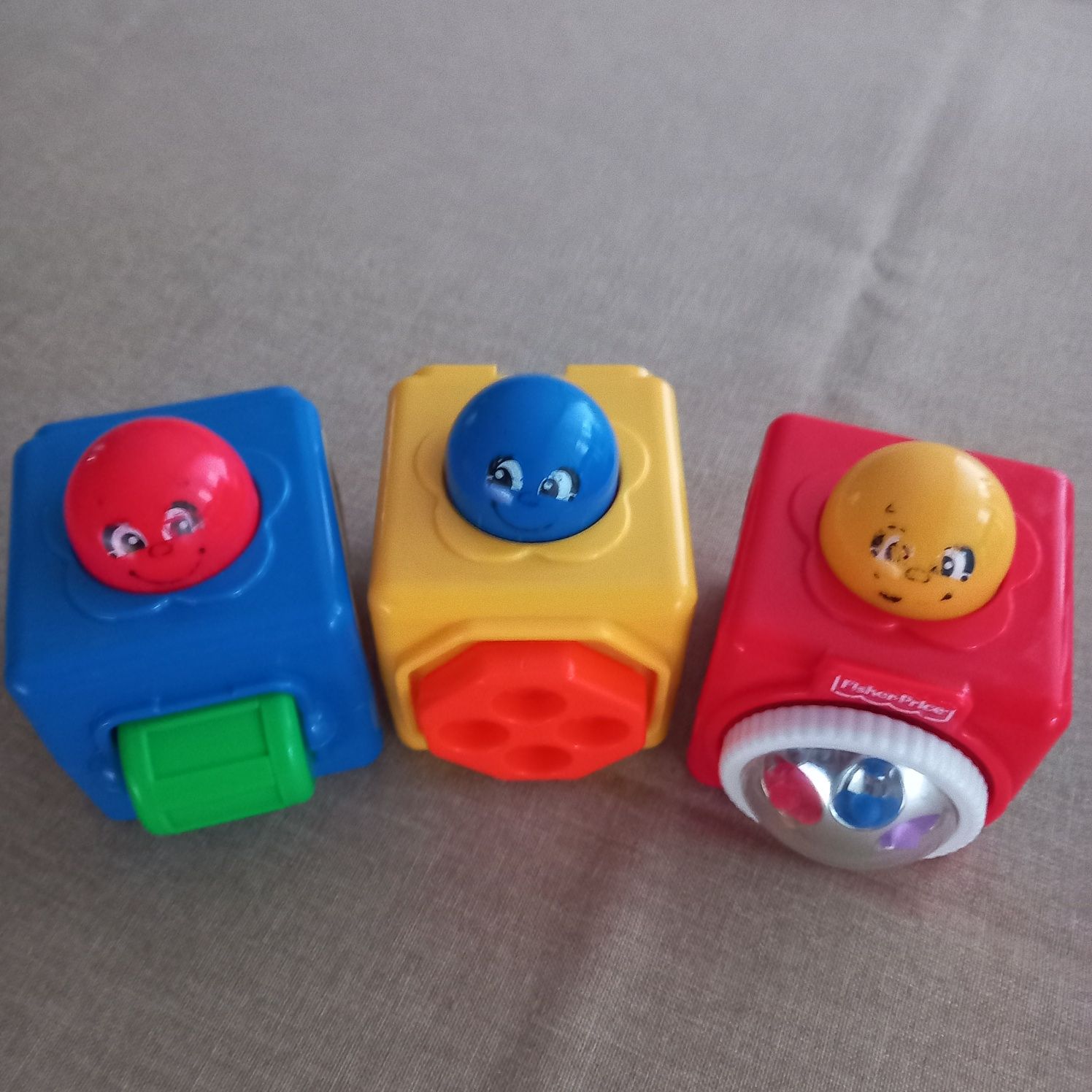 Klocki sensoryczne Fisher price, piramidka. Zestaw 3 sztuk