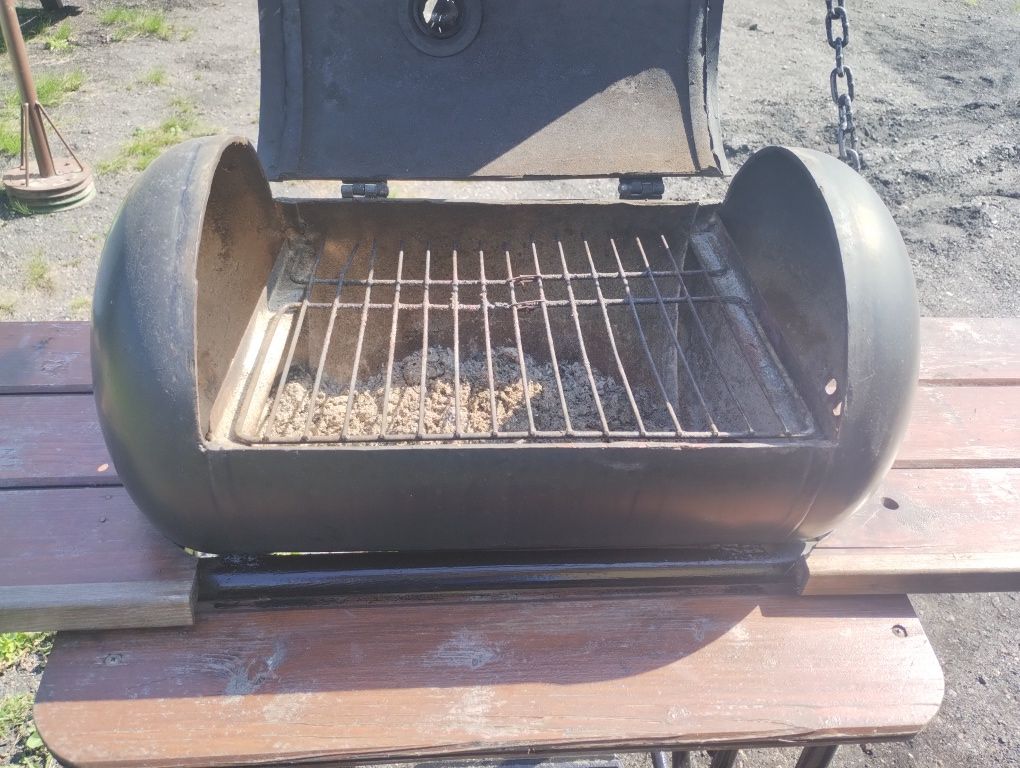 Grill ogrodowy węglowy