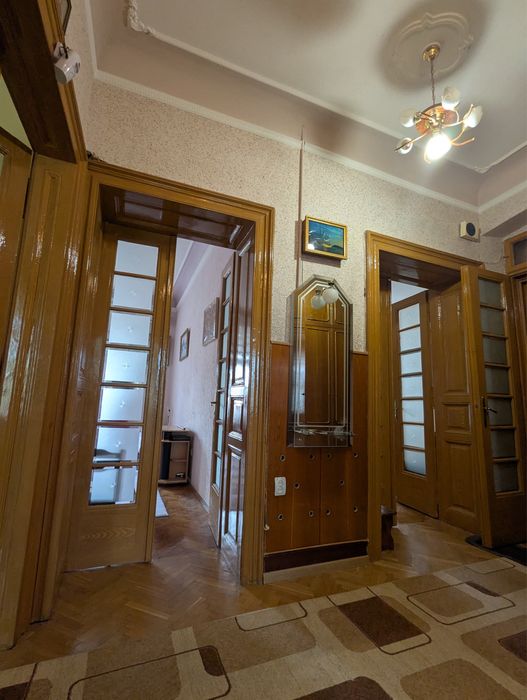 Продається велика квартира в центрі міста