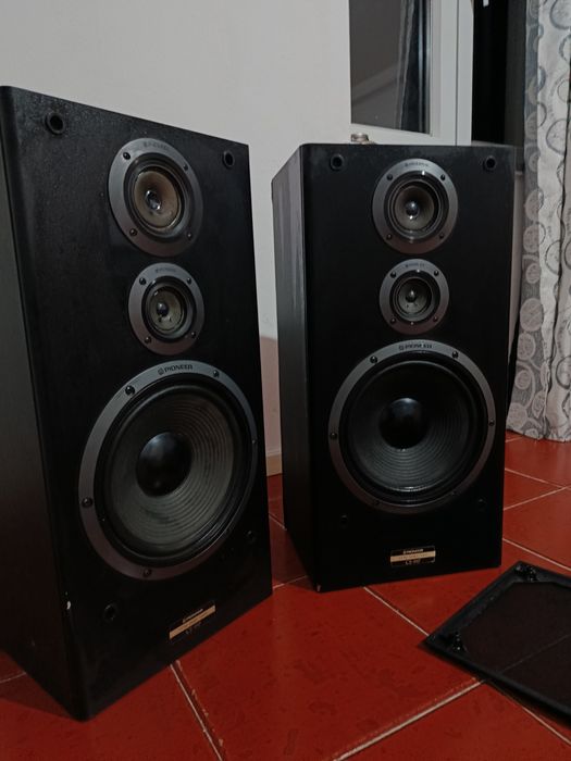 Par de colunas Pioneer! Com algumas marcas de uso...