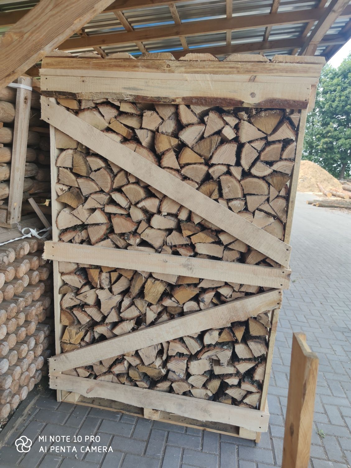 Drewno kominowe w minidrewutni skrzyni