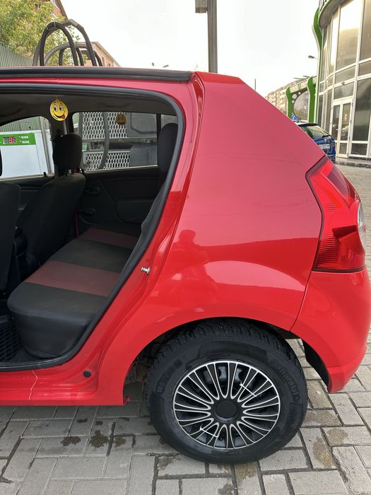 Продам автомобіль Дачія Сандеро