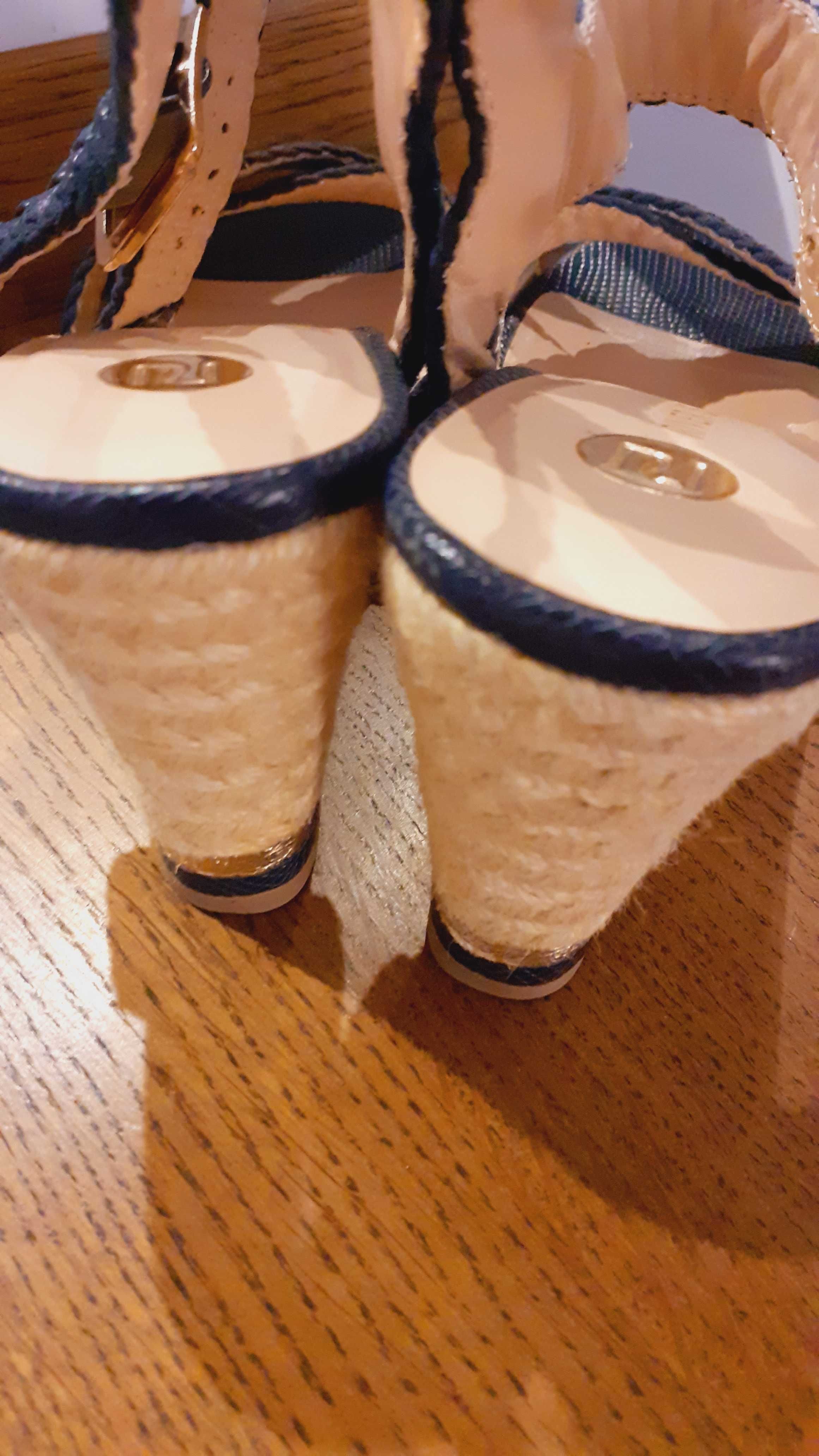 River Island. Granatowe sandały na koturnie. 38