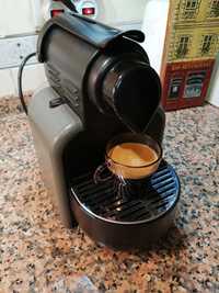 Máquina de Café Nespresso, marca Essenza