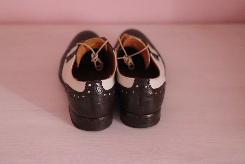 Sapatos de homem brogue da MOMA