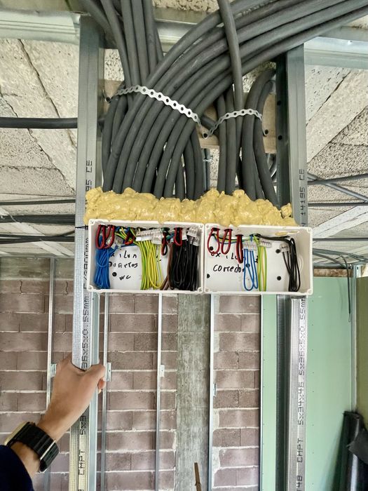 eletricista, instalações e reparações eletricas