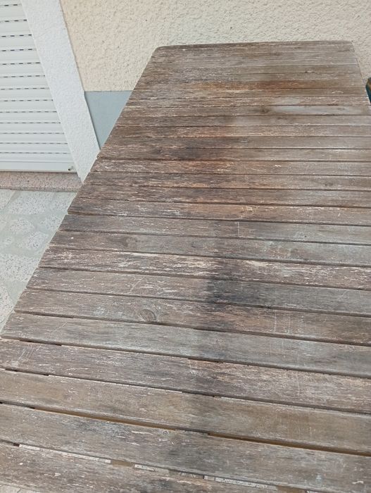 Mesa de jardim castanha