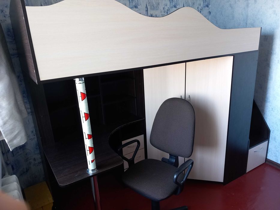 Ліжко-куточок дитячий, двоярусний.