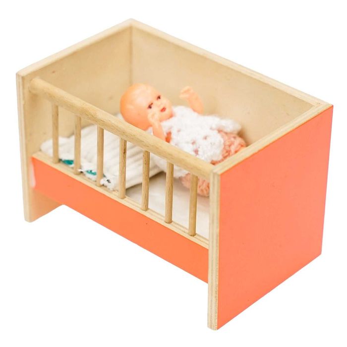 Es (Emil Schwenk) stara lalka dzidziuś w łóżeczku