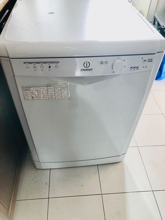 Máquina de lavar a loiça da marca Indesit