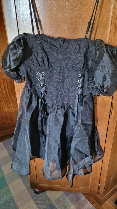 Vestido preto grommet