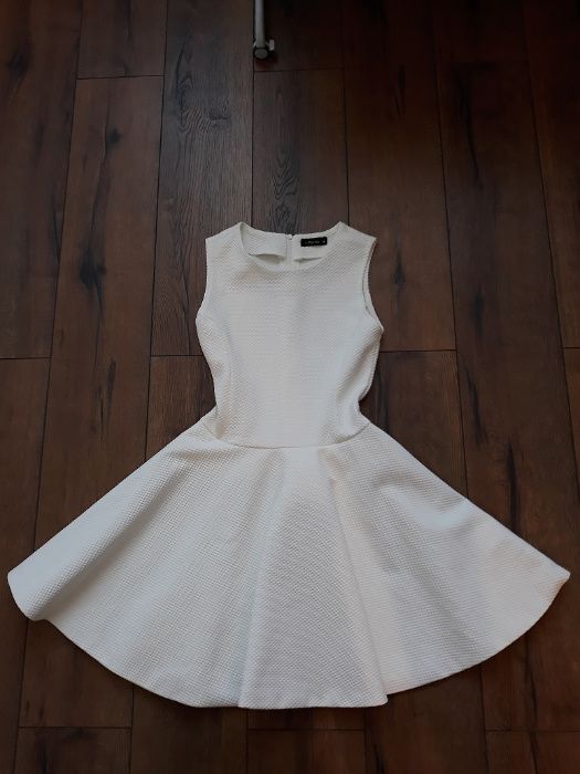 Sukienka okazjonalna w bieli śmietankowej rozmiar M