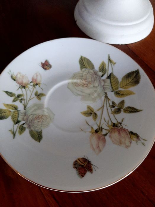 Zestaw 6 filiżanek Veroni pozłacane wzór kwiaty róże