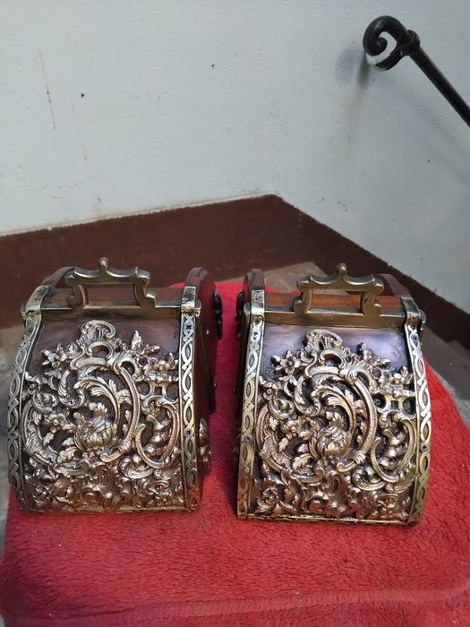 Par de estribos em madeira e bronze