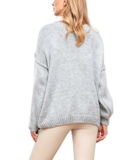 Grubo pleciony sweter z widocznymi przeszyciami szary oversize