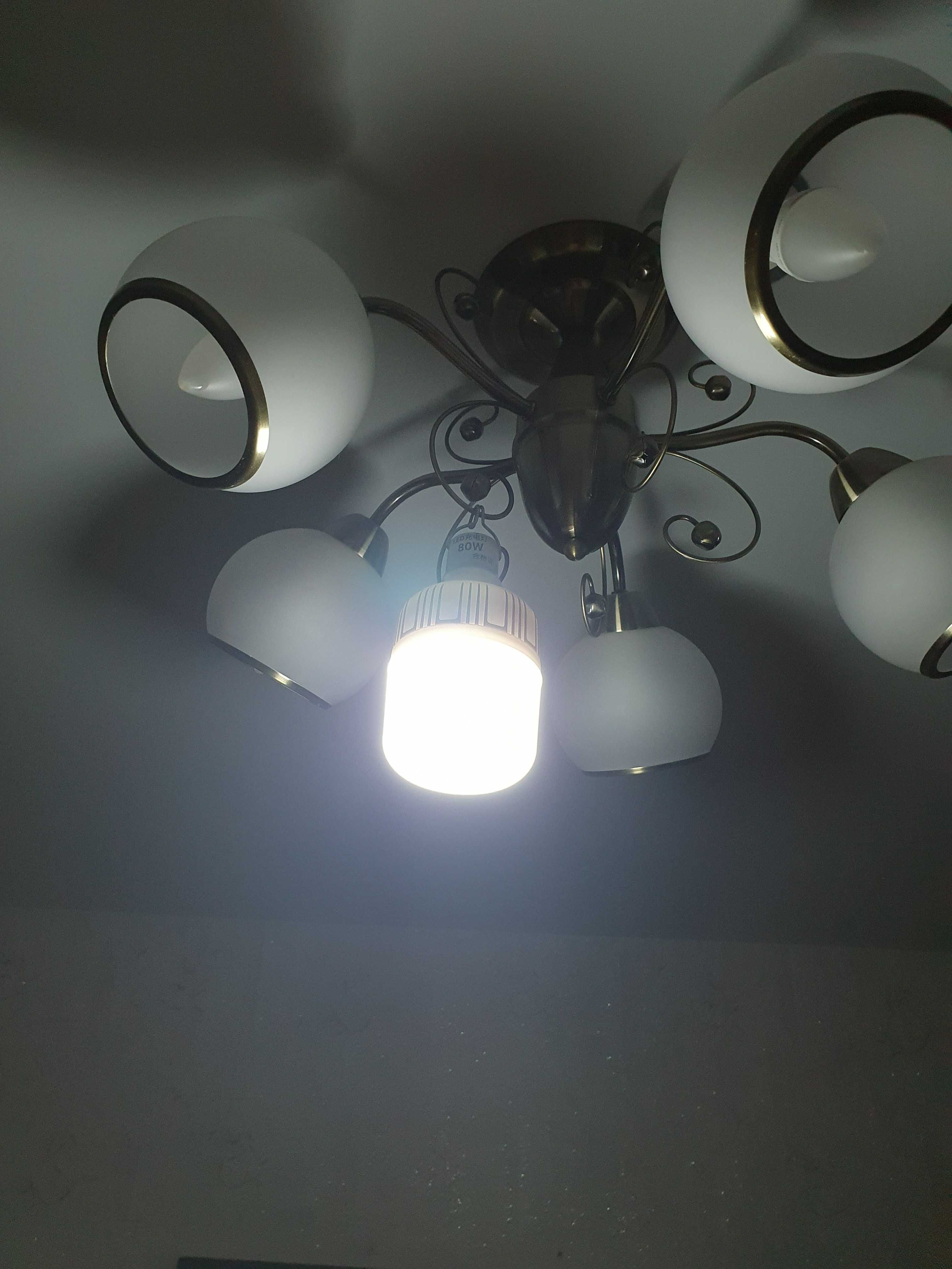Акумуляторна LED лампочка, до 8 годин світла!