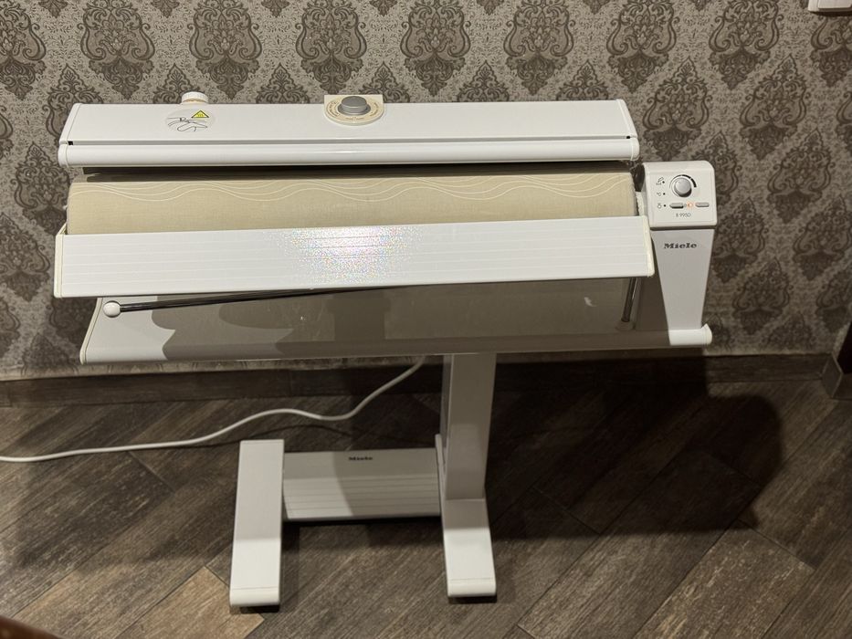 Miele 995D – професійний прасувальний каток.