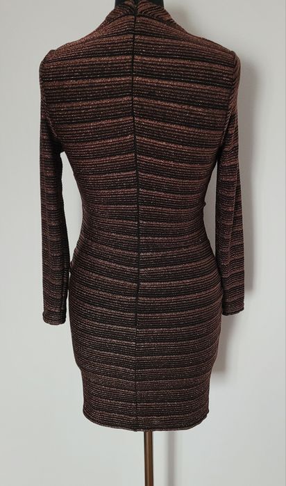 Nowa cudowna efektowna sukienka koktajlowa z świecącą nitka z chokerem