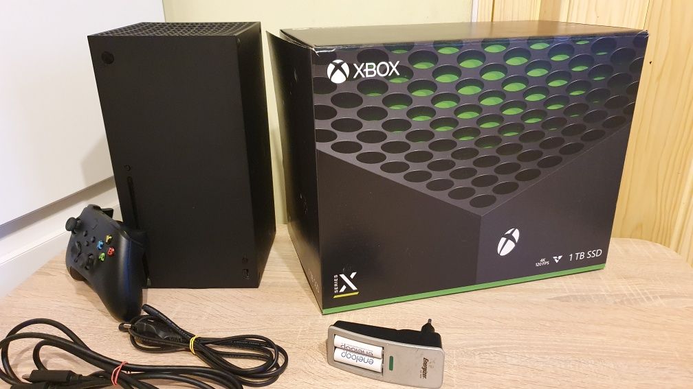 Konsola Xbox Series X + pad + Ładowarka z Aku
