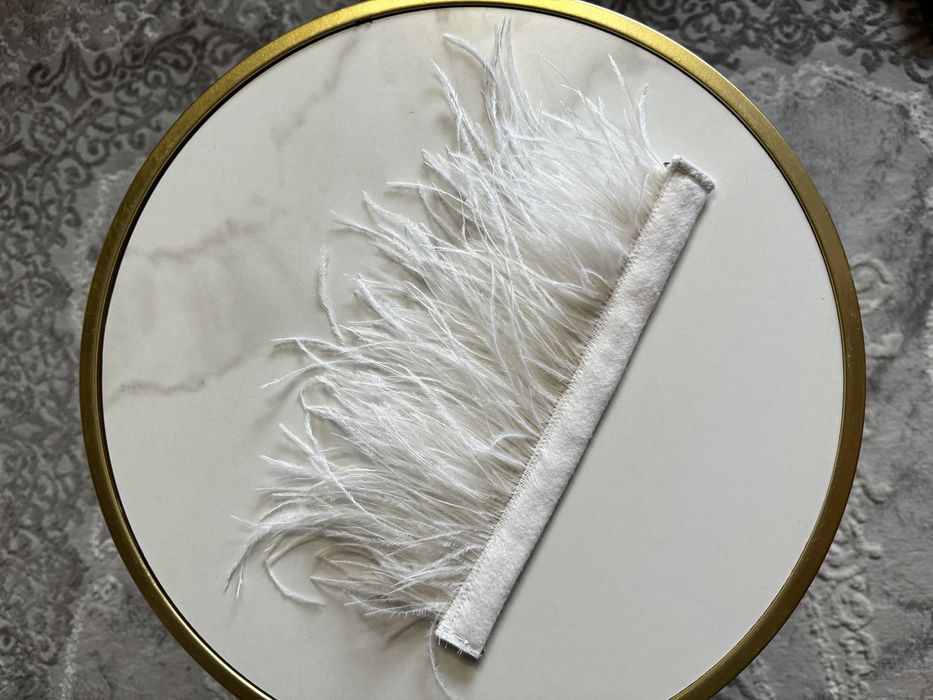 Broszka biała skrzydełko do marynarki z piór strusich pióra piórka
