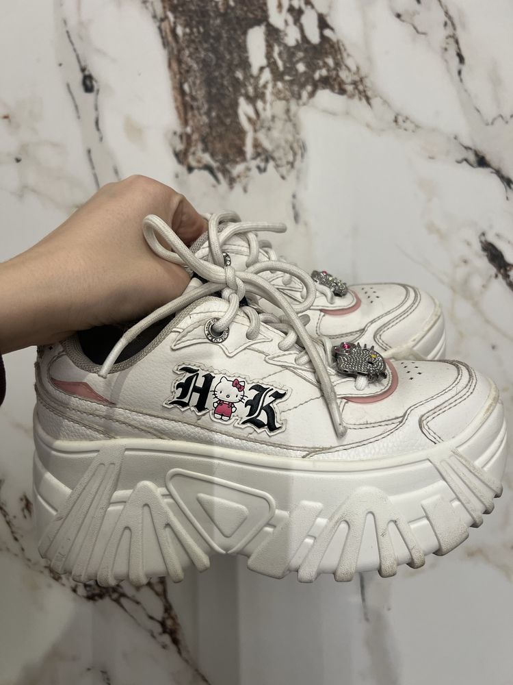 Buty Hello Kitty na koturnie